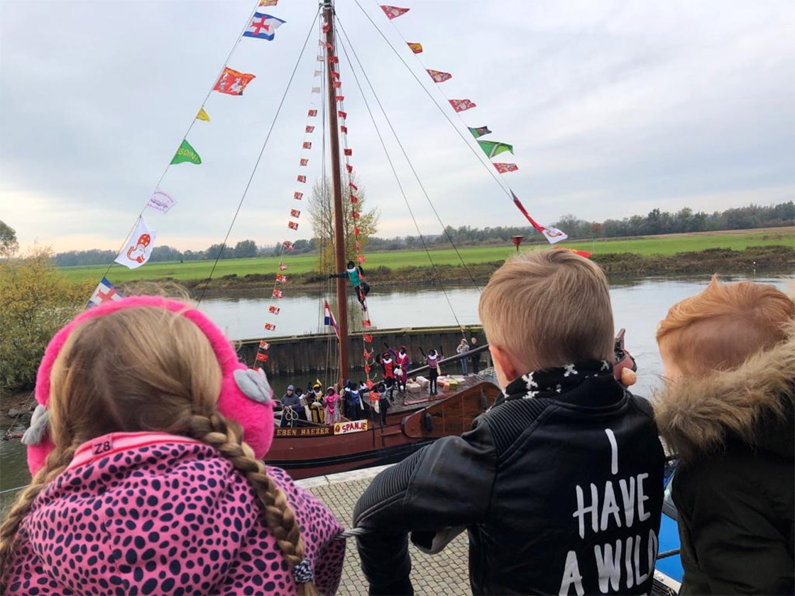 Sinterklaas llega en barco de vapor a Holanda