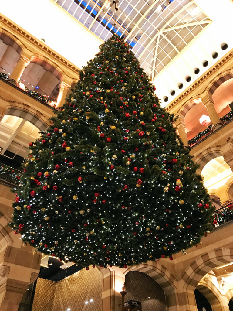 Árbol de Navidad en el Magna Plaza Shopping Centre en Ámsterdam