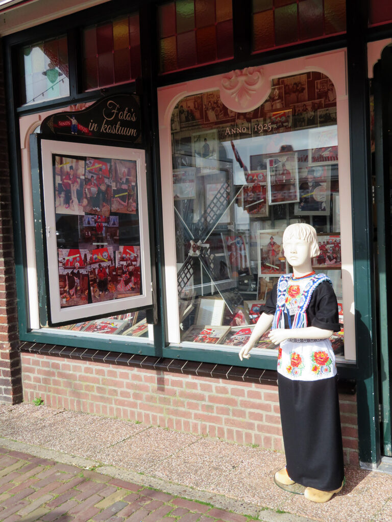 Tienda de fotografía con trajes regionales de Volendam Holanda