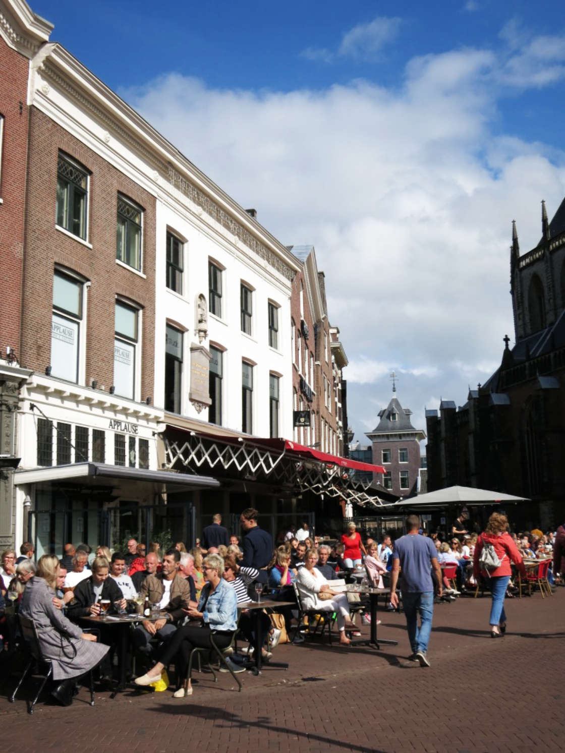 Terrazas en la plaza Grote Markt Haarlem