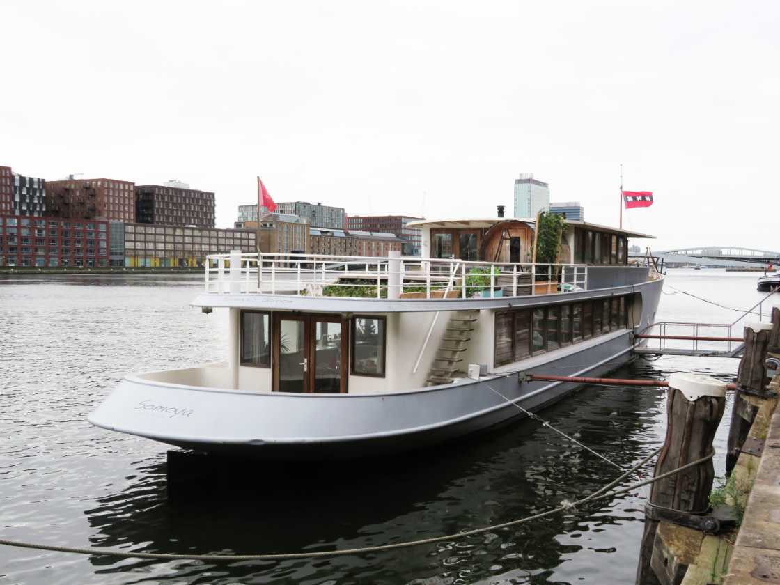 Dormir en una casa barco en Ámsterdam