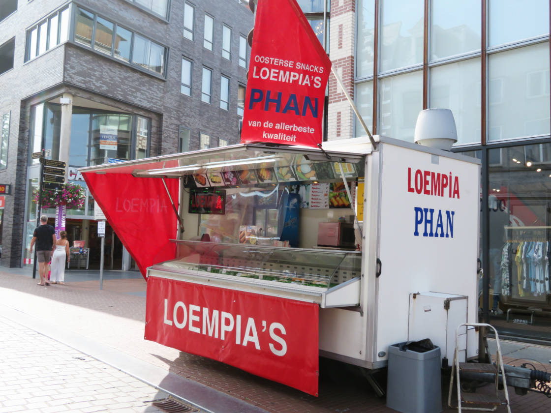 Puesto de venta de loempia's en Nimega Holanda