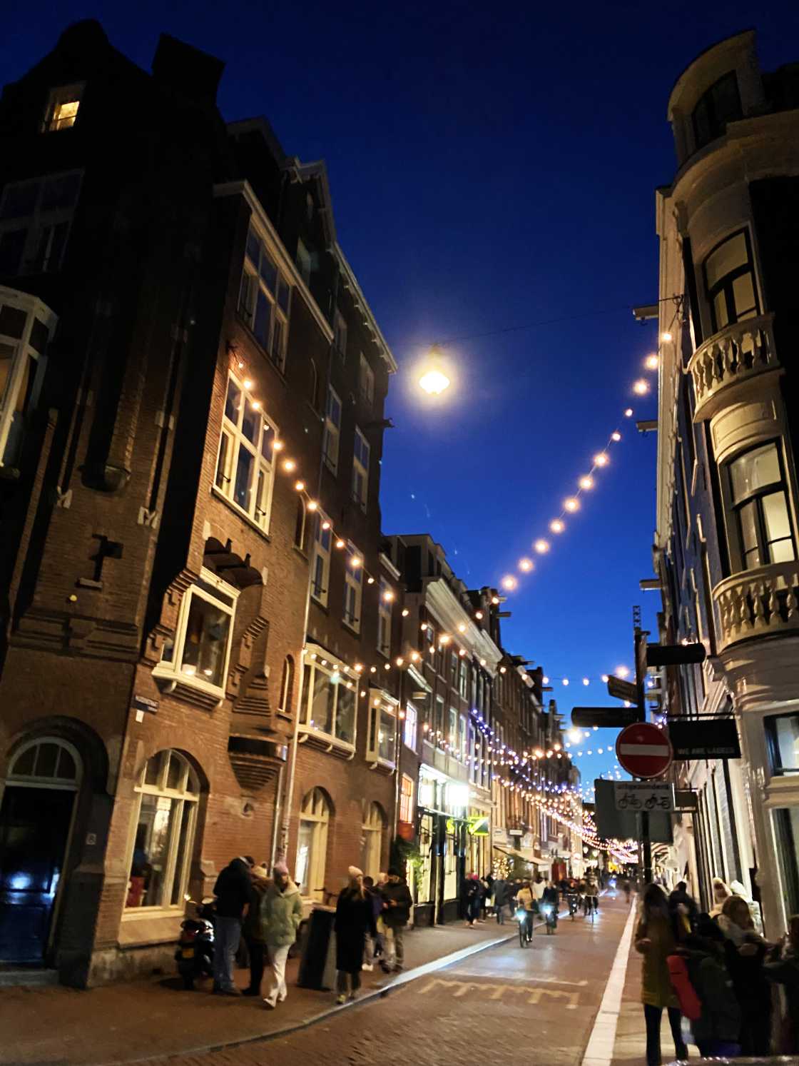 Calles iluminadas en Amsterdam Holanda