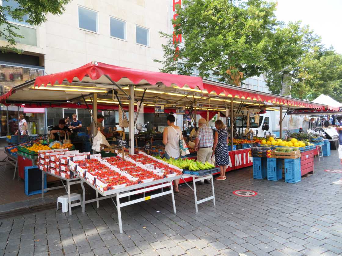 Mercado en Nimega Holanda - Tienda de frutas y verduras