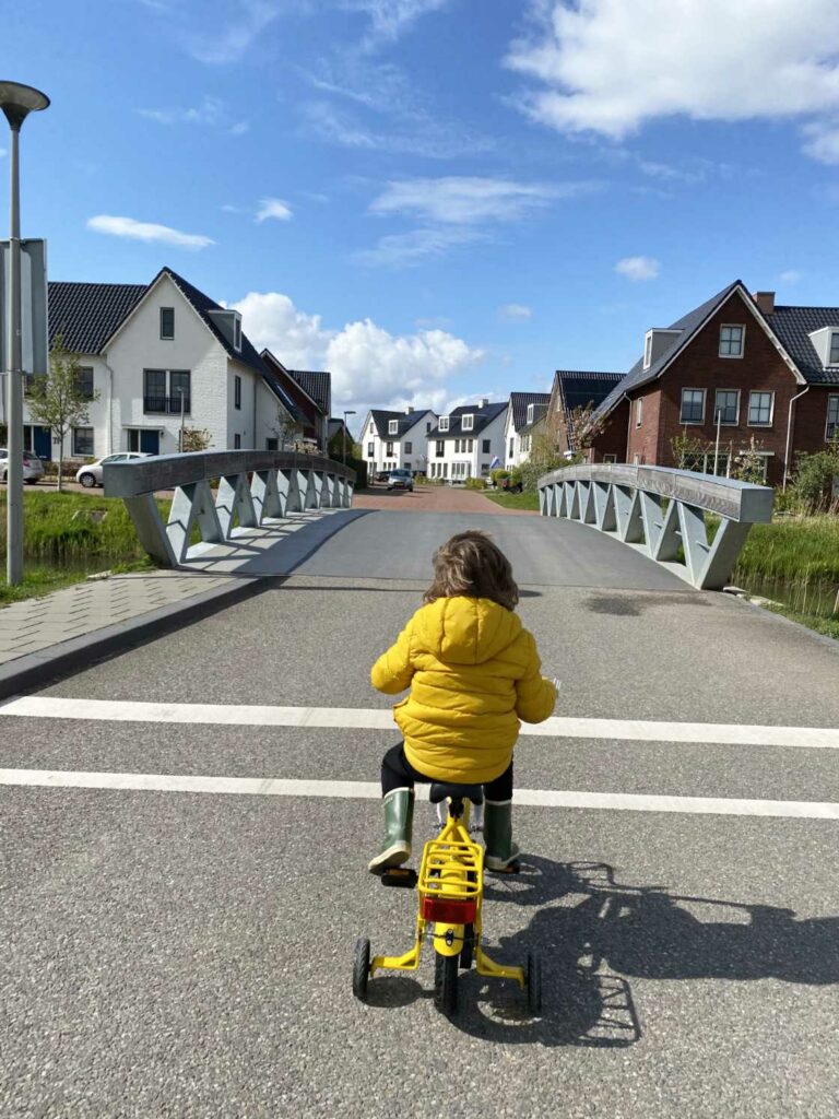 Niño en bicicleta en Holanda