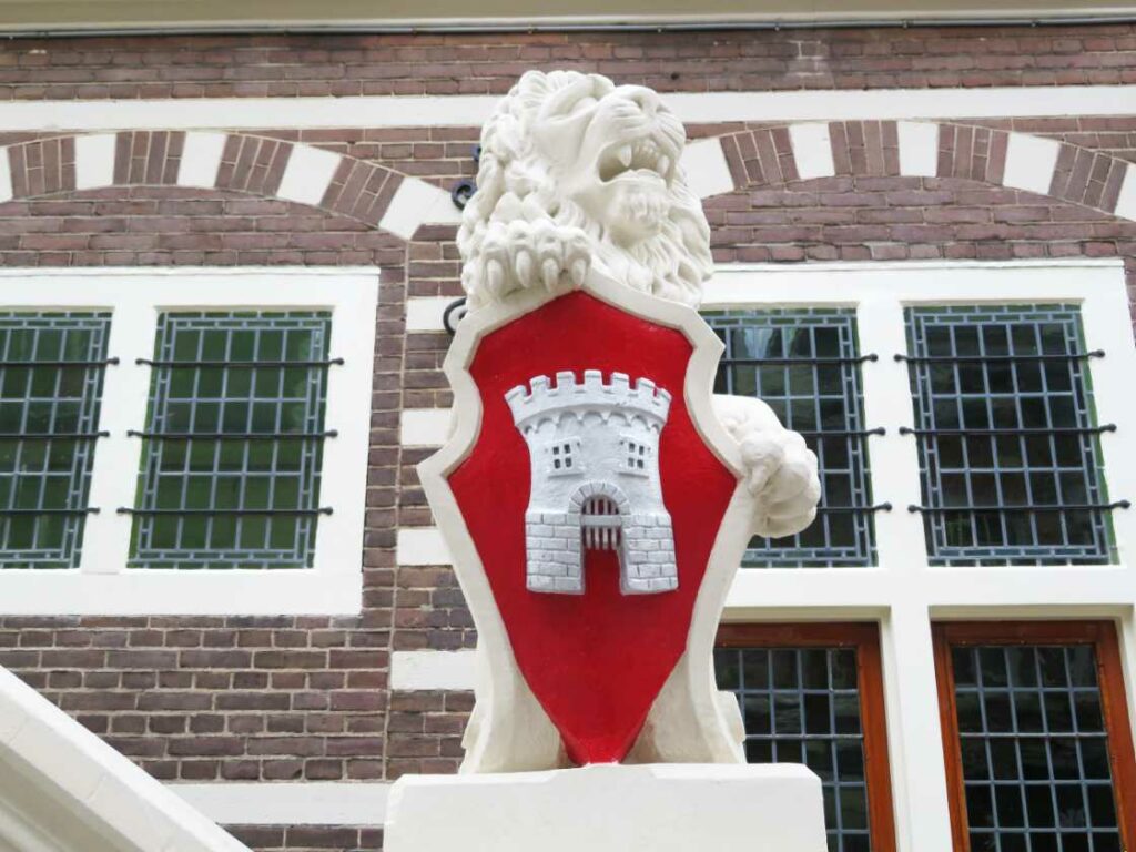 Escultura del león con el escudo de armas en el ayuntamiento de Alkmaar