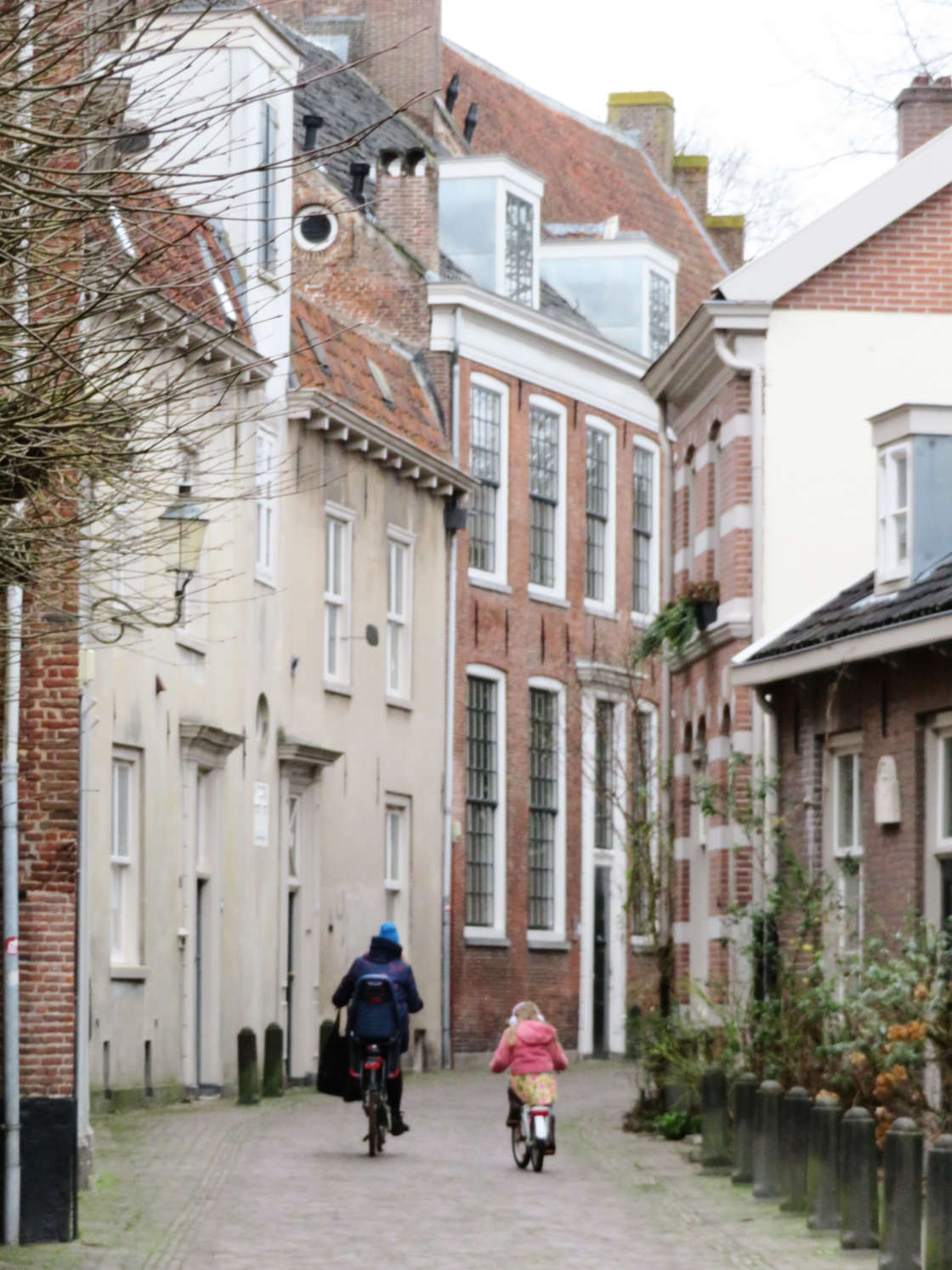 Gente en bicicleta en Amersfoort Holanda