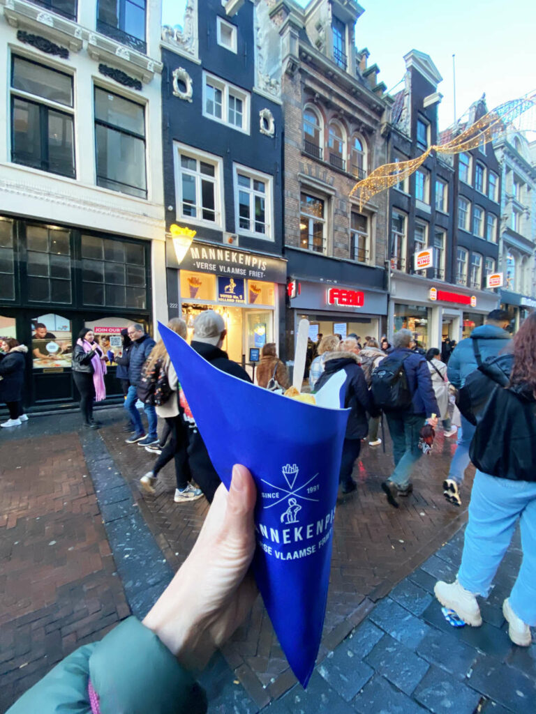 Patatas fritas en Manneken Pis Amsterdam