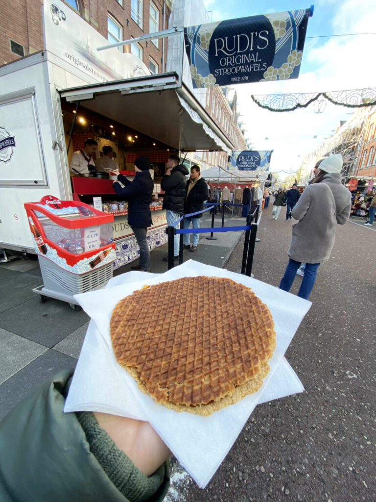 Stroopwafel recien hecho del Mercado de Albert Cuyp en Amsterdam