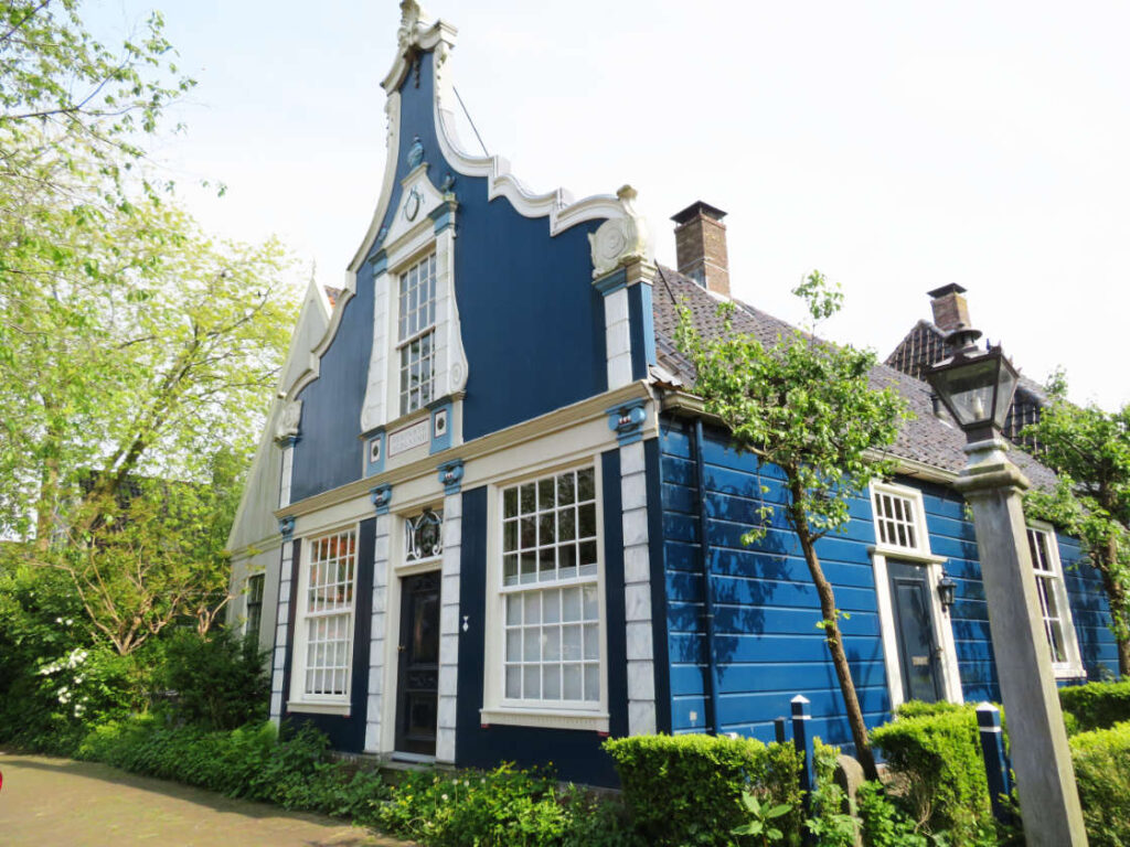 Casa de madera azul en Broek in Waterland Holanda